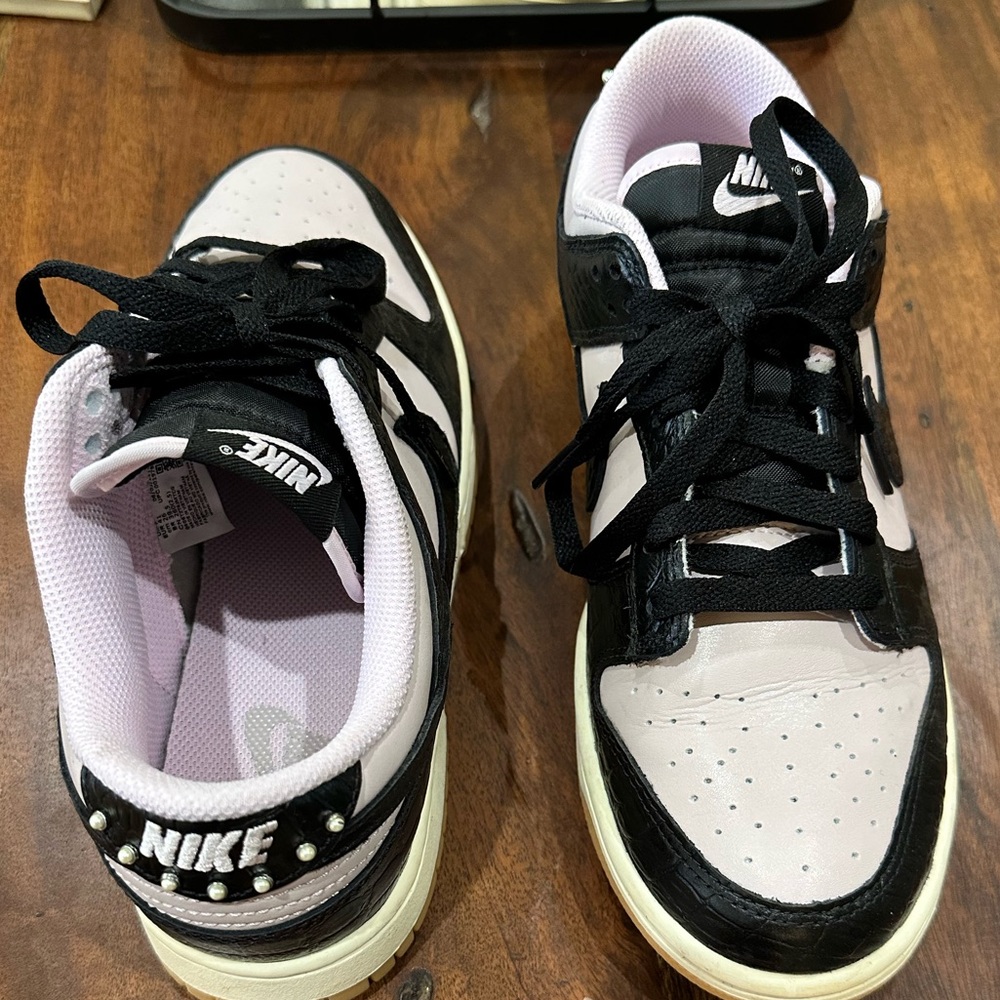 🅰️ Authentic Nike Black and Light Pink Low-Top Sneakers